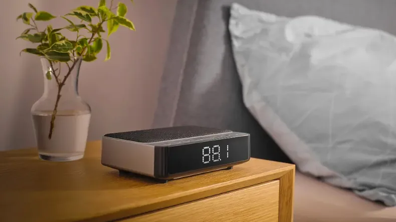 Radiobudík Sencor na nočním stolku vedle postele